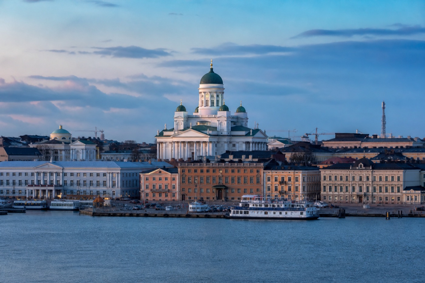 Helsingin tuomiokirkko ja rauhallinen satamamaisema
